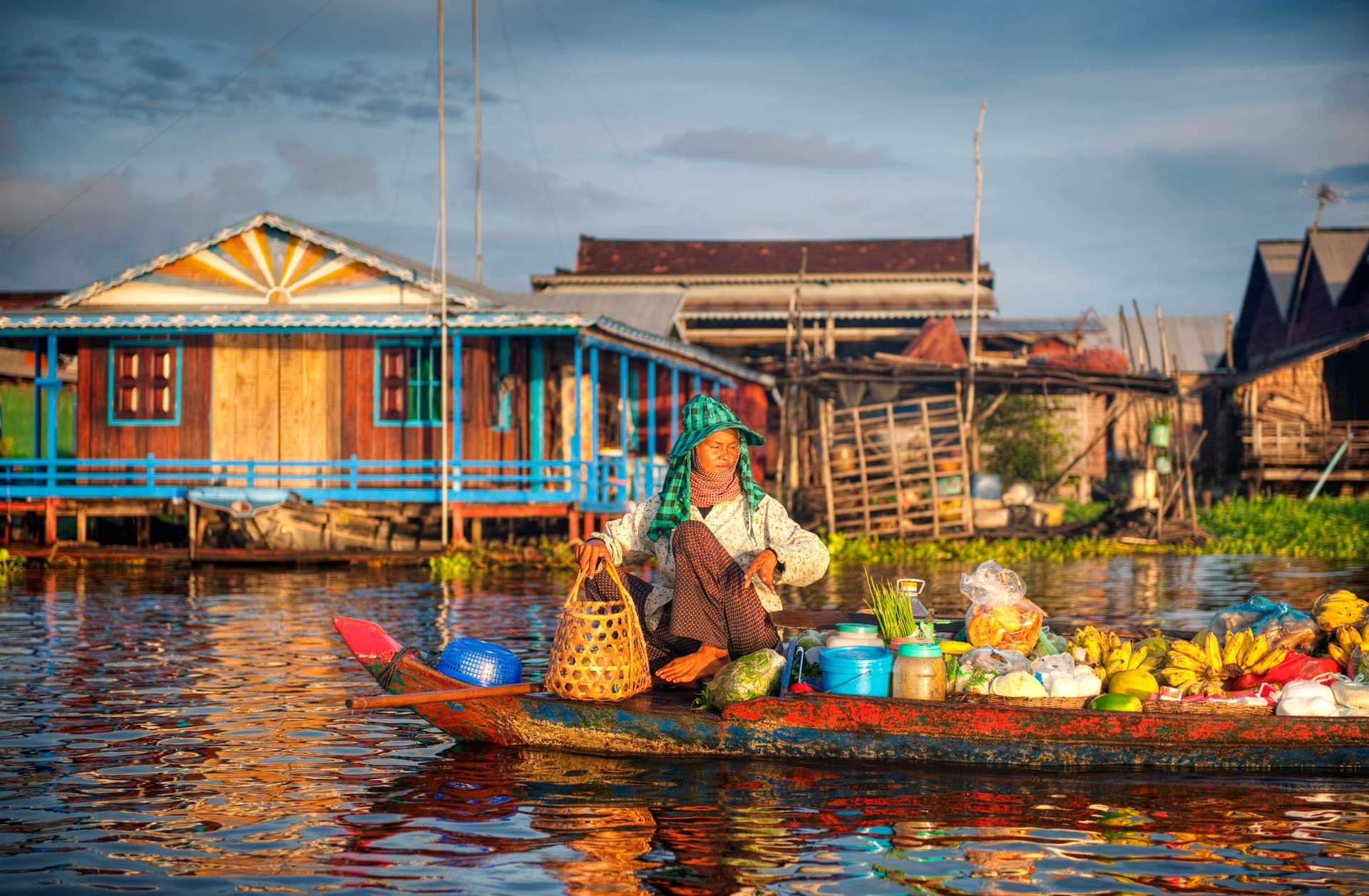 /fm/Files//Pictures/Ido Uploads/Asia/cambodia/Siem Reap/Tonle Sap/Tonle Sap - Boat Market Lady - SS.jpg